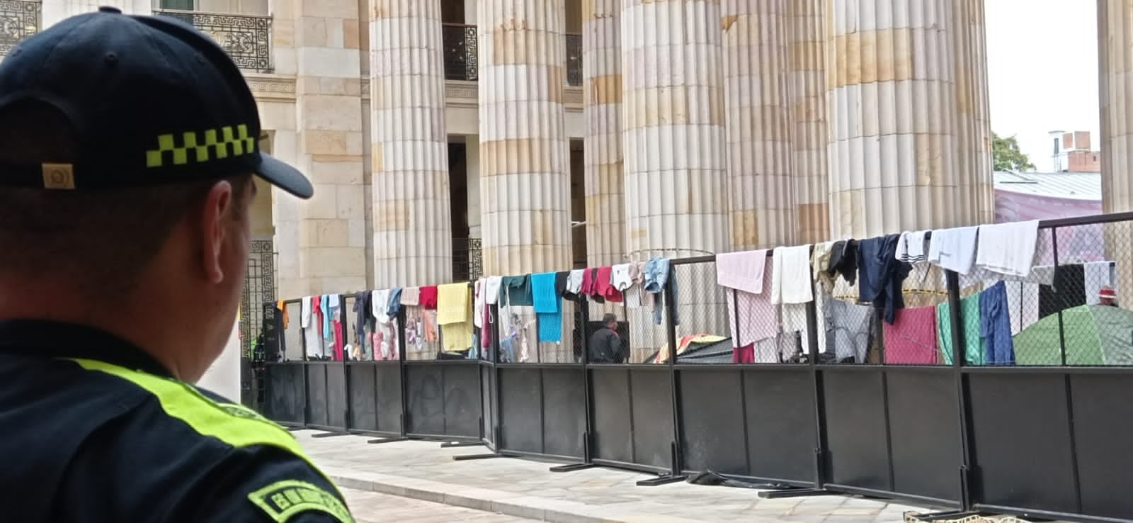 Las presidencias de Senado y Cámara no han tomado decisión alguna frente a la presencia de manifestantes en las instalaciones del Capitolio Nacional.