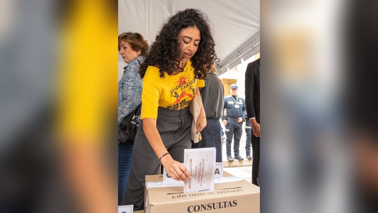 Sofía Petro votando en las elecciones.