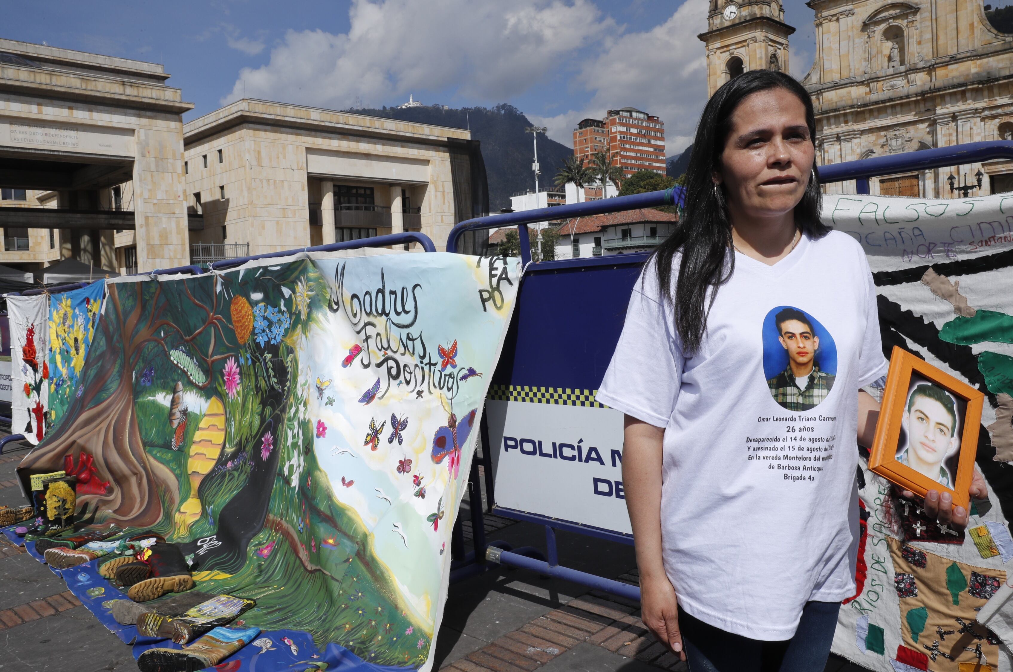 Acto de Excusas Públicas por los casos de ejecuciones extrajudiciales de las que fueron víctimas jóvenes residentes en Bogotá y Soacha, en la Plaza de Bolívar