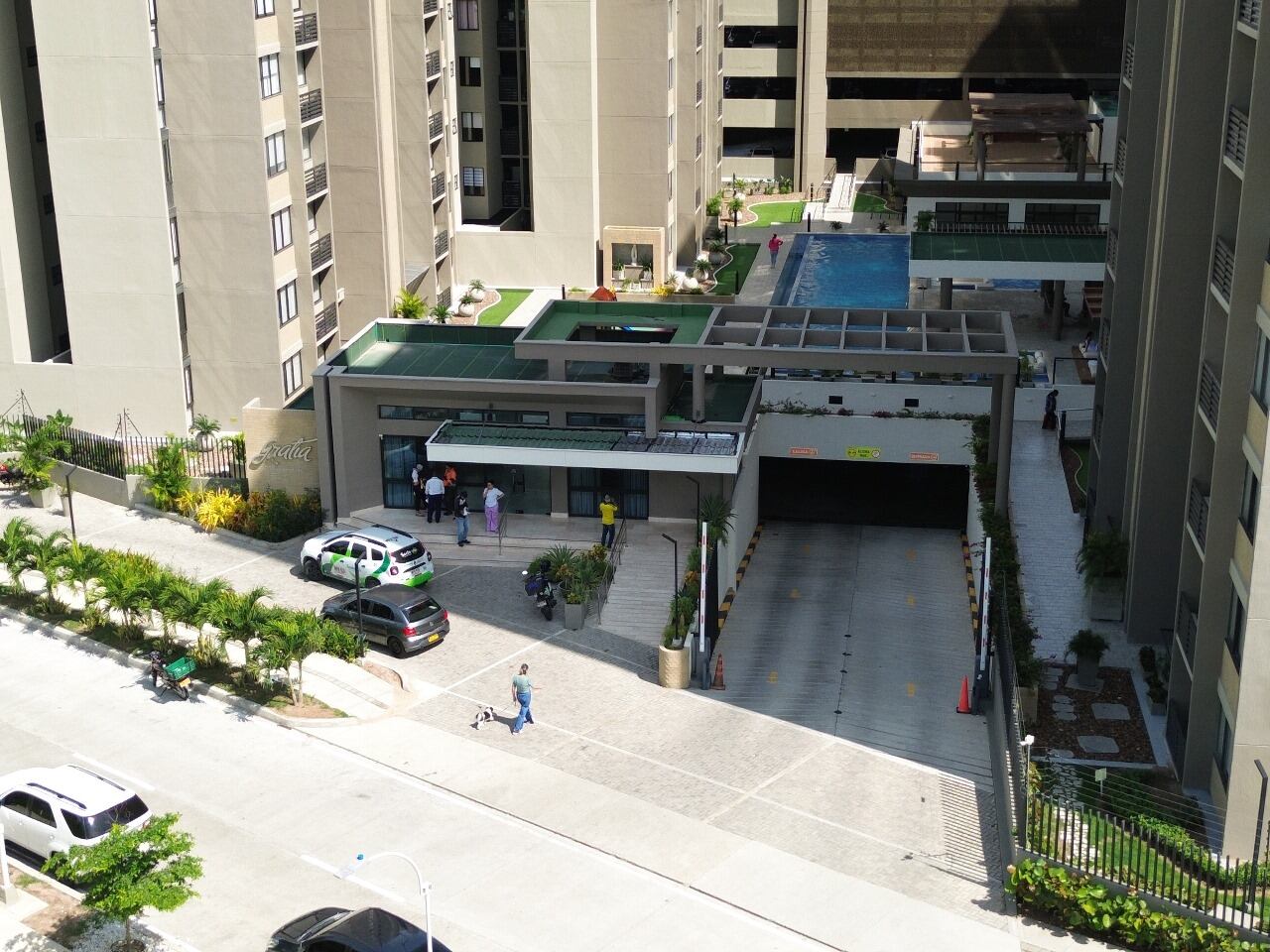 El edificio está ubicado en el barrio Altos del Parque.