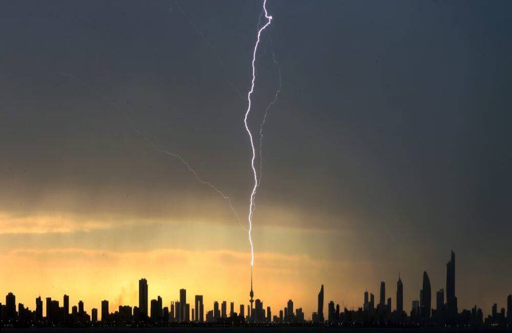 5 de abril - Un rayo cae en la torre de liberación en la ciudad de Kuwait durante una tormenta eléctrica. FOTO: Yasser Al-Zayyat / AFP