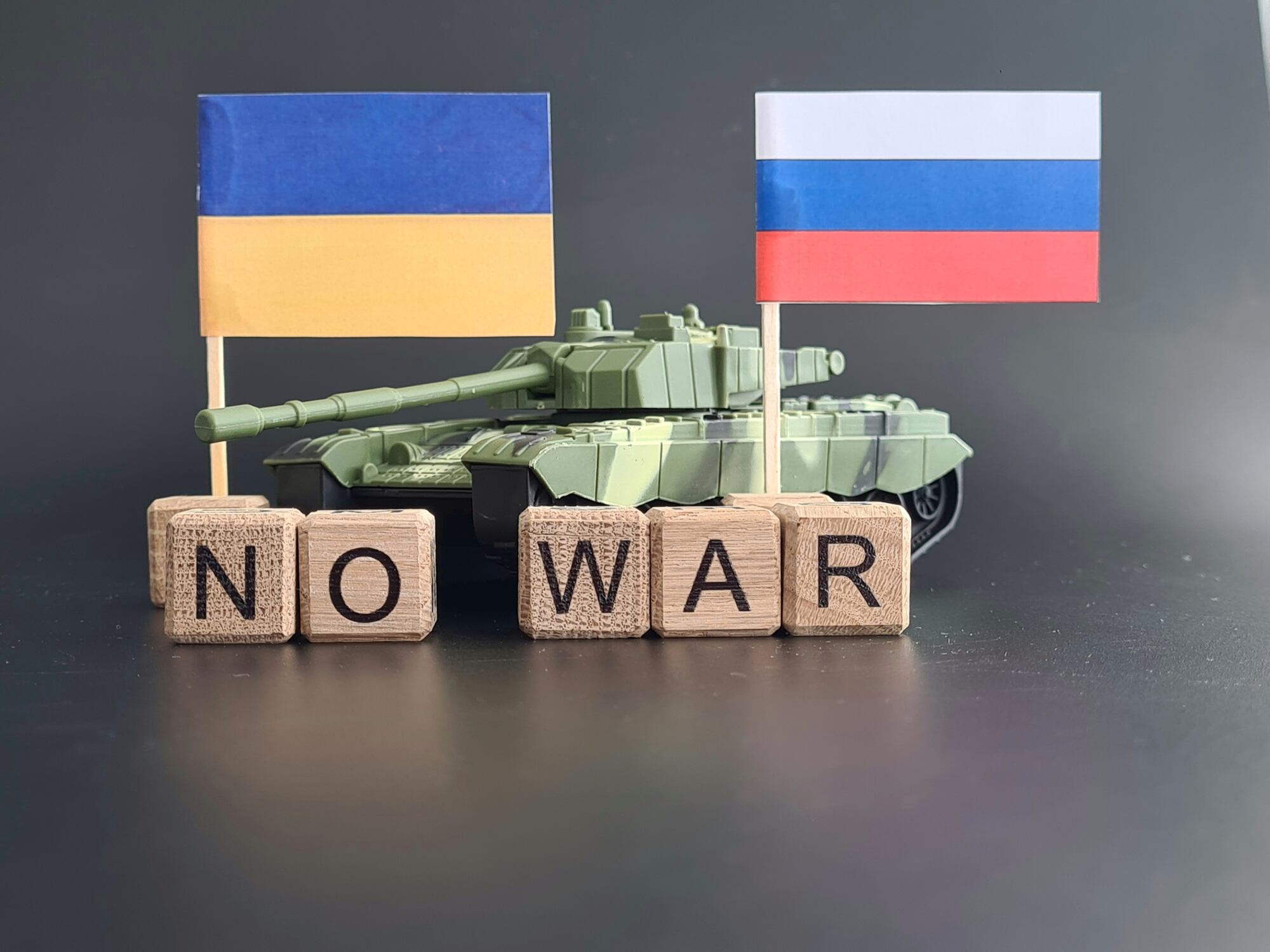 Bandera ucraniana y bandera rusa con tanque e inscripción sin guerra. Concepto de guerra entre Ucrania y Rusia