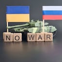 Bandera ucraniana y bandera rusa con tanque e inscripción sin guerra. Concepto de guerra entre Ucrania y Rusia