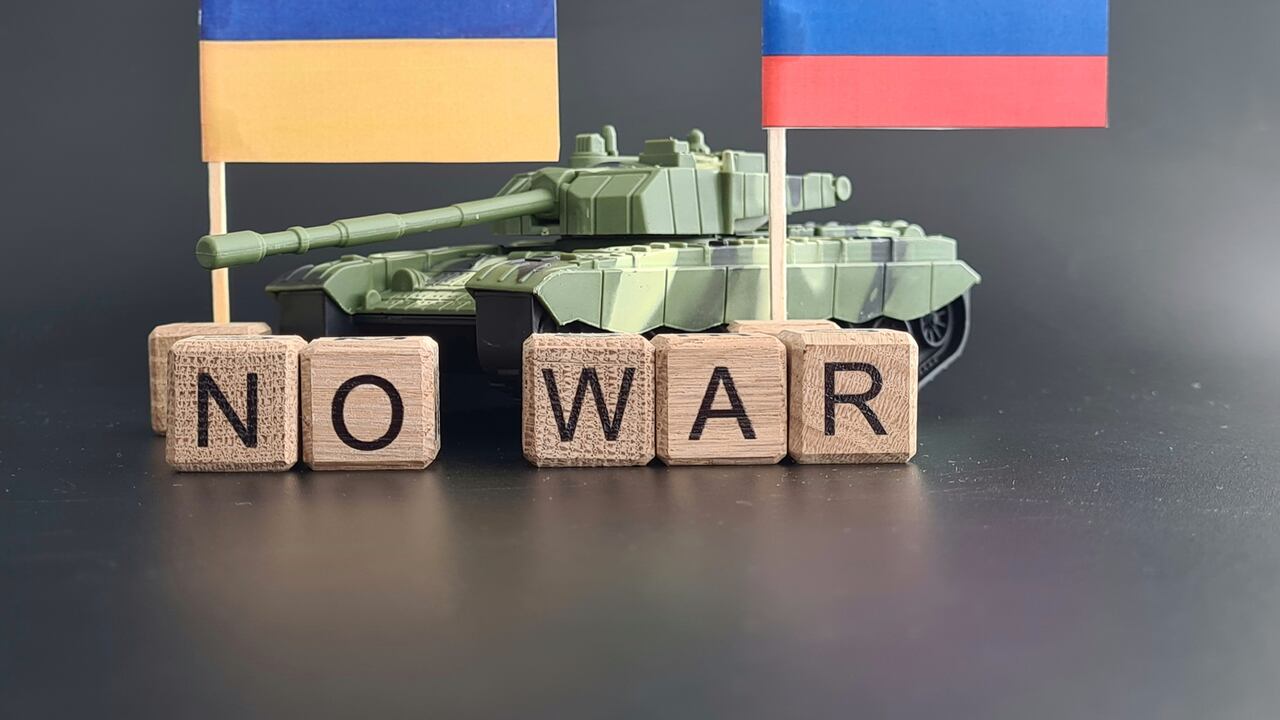 Bandera ucraniana y bandera rusa con tanque e inscripción sin guerra. Concepto de guerra entre Ucrania y Rusia