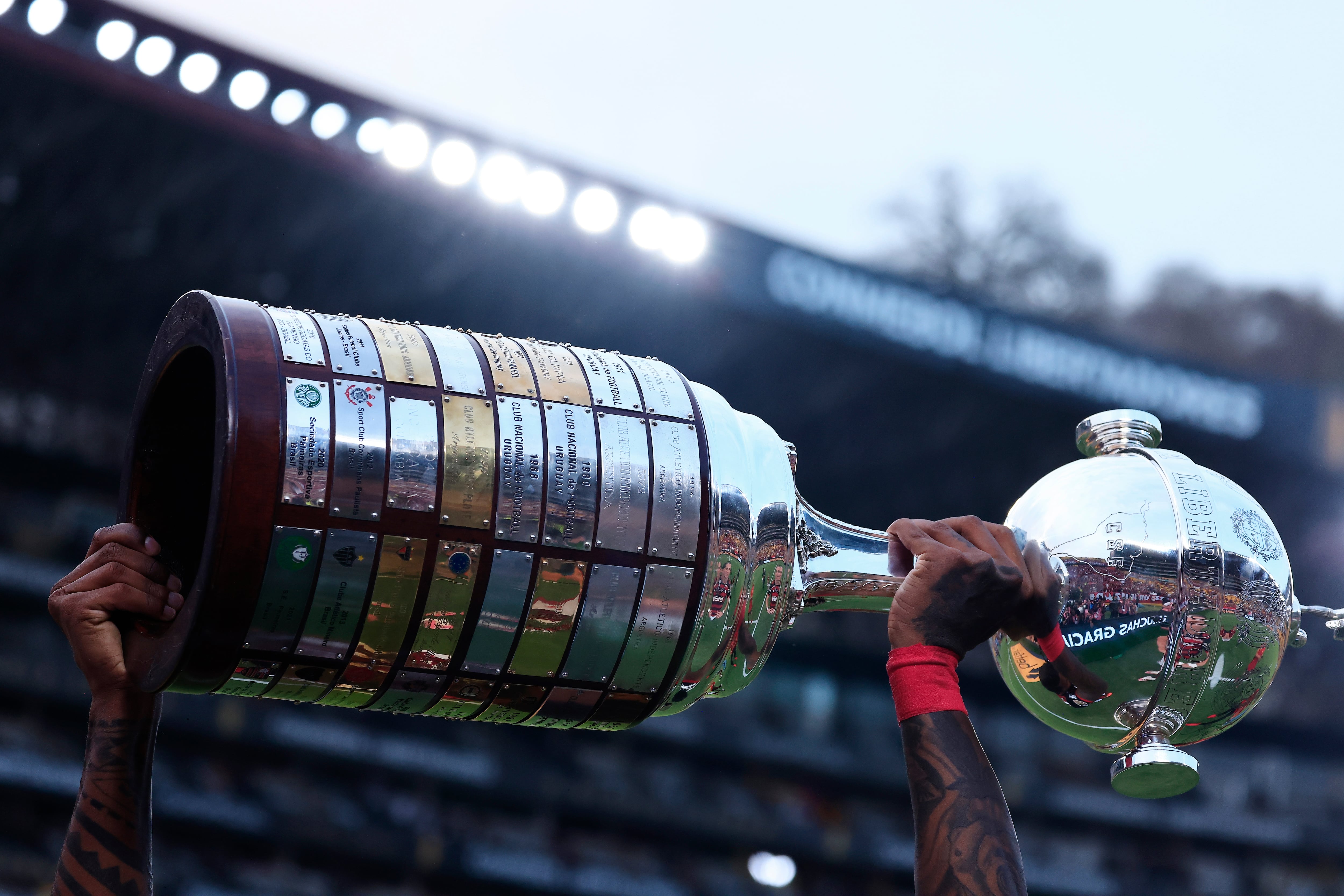 GUAYAQUIL, ECUADOR - OCTOBER 29: Detail of the trophy as a player of Flamengo holds it after winning the final of Copa CONMEBOL Libertadores 2022 between Flamengo and Athletico Paranaense at Estadio Monumental Isidro Romero Carbo on October 29, 2022 in Guayaquil, Ecuador. (Photo by Franklin Jacome/Getty Images)