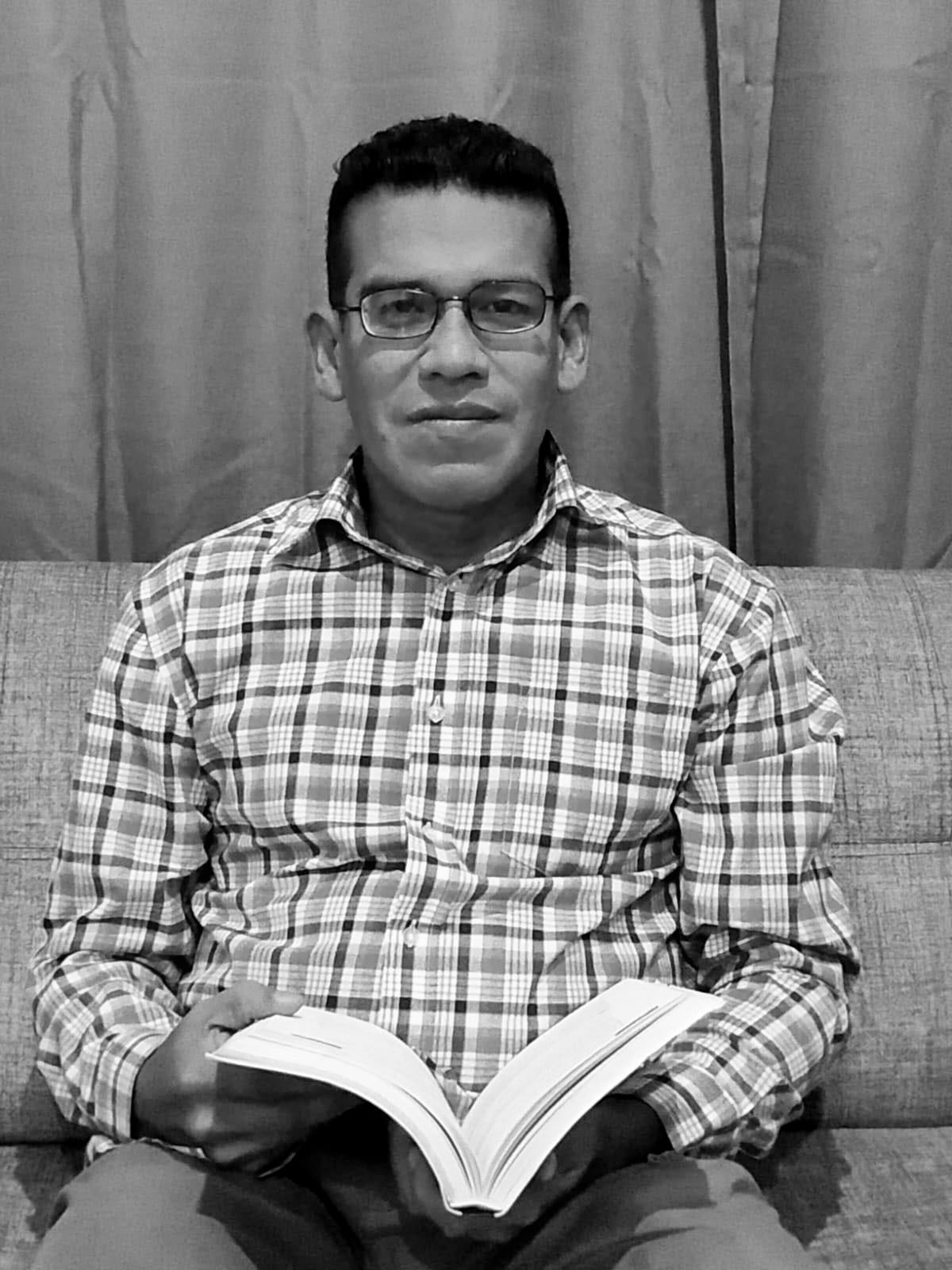 David Silva Rojas (Ica, Perú, 1981) es abogado, investigador y narrador. Marcado por una temprana mudanza a Japón, su formación literaria se consolidó en los programas de escritura dramática de Gamagōri y en los talleres de guion del NHK Bunka Center.