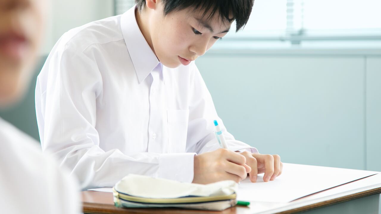 Los estudiantes en Japón completan tareas escolares durante sus períodos de vacaciones.