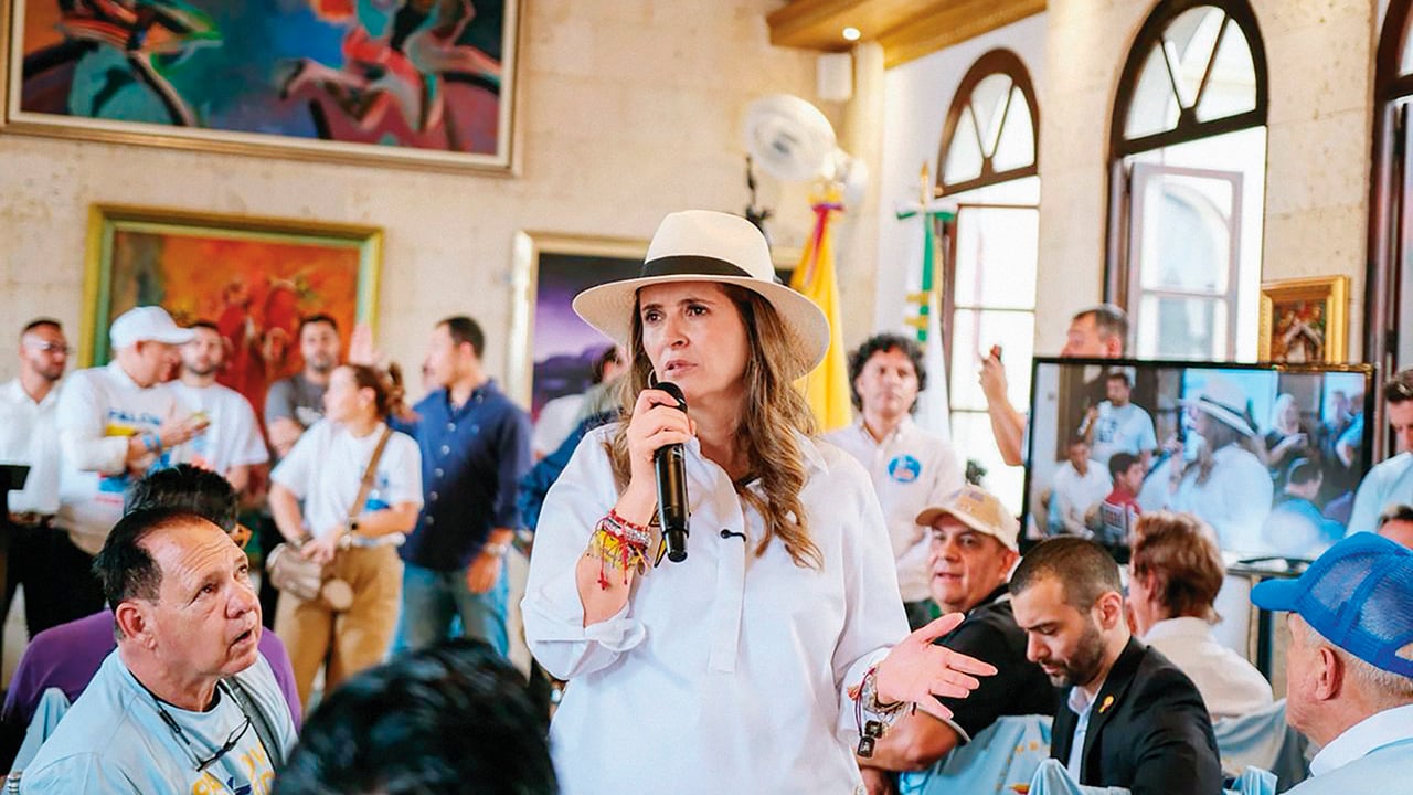  La candidata Paloma Valencia recorre el país buscando convencer a los indecisos para que voten por ella en la primera vuelta presidencial.