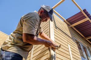 Además, las construcciones están hechas con madera inmunizada y tejas termo-acústicas.