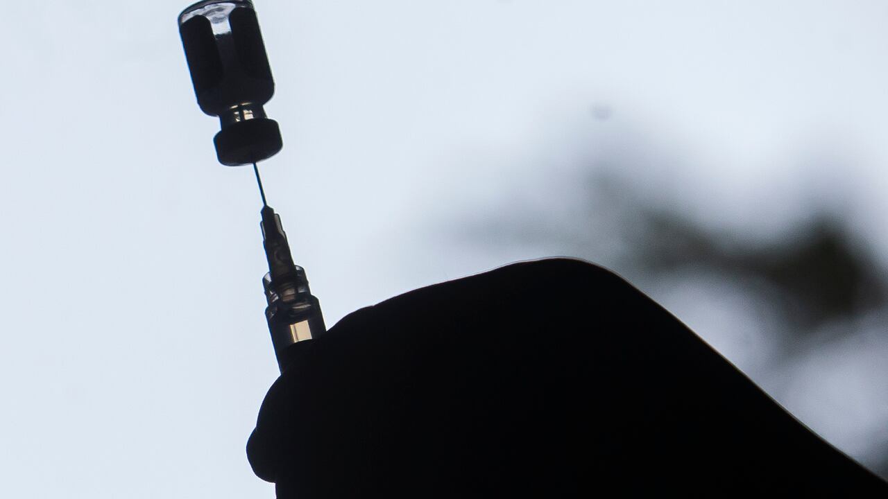 Todas las personas que tengan elegibilidad para colocarse la vacuna y no tengan excepciones morales justificadas o religiosas justificadas van a tener que demostrar haber cumplido con el esquema de vacunación.