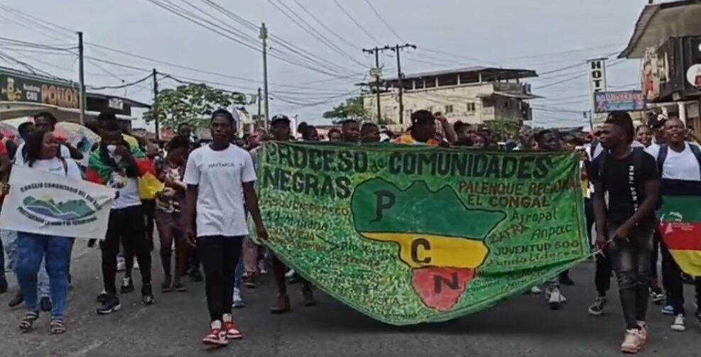 Las comunidades afectadas por los grupos armados recorren las calles de Buenaventura, Valle del Cauca.