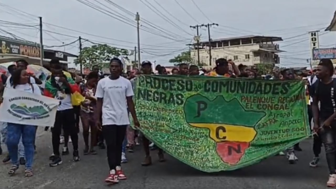 Las comunidades afectadas por los grupos armados recorren las calles de Buenaventura, Valle del Cauca.