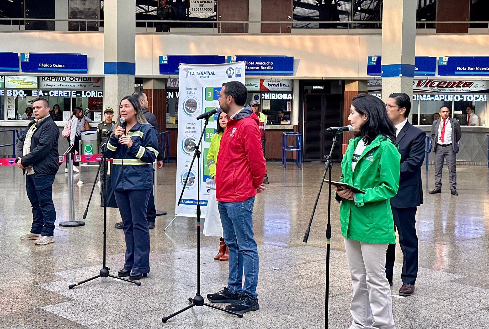 El alcalde Carlos Fernando Galán y su equipo, desde la Terminal de Transportes de Bogotá.