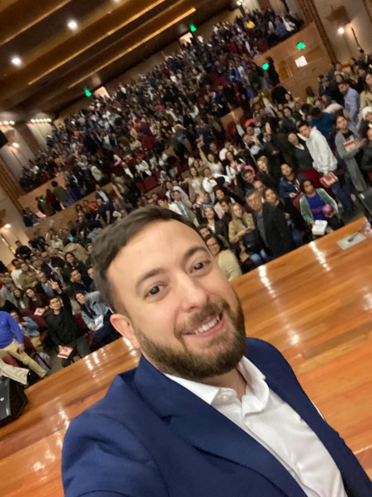 “Las familias bajo ataque”, fue la ovacionada conferencia de Agustín Laje en Bogotá