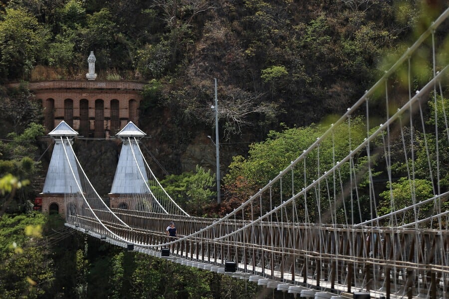 El Puente de Occidente fue construido entre 1888 y 1895 y queda ubicado en la vía que conduce de Santa Fe de Antioquia hacia Olaya y Sopetrán.