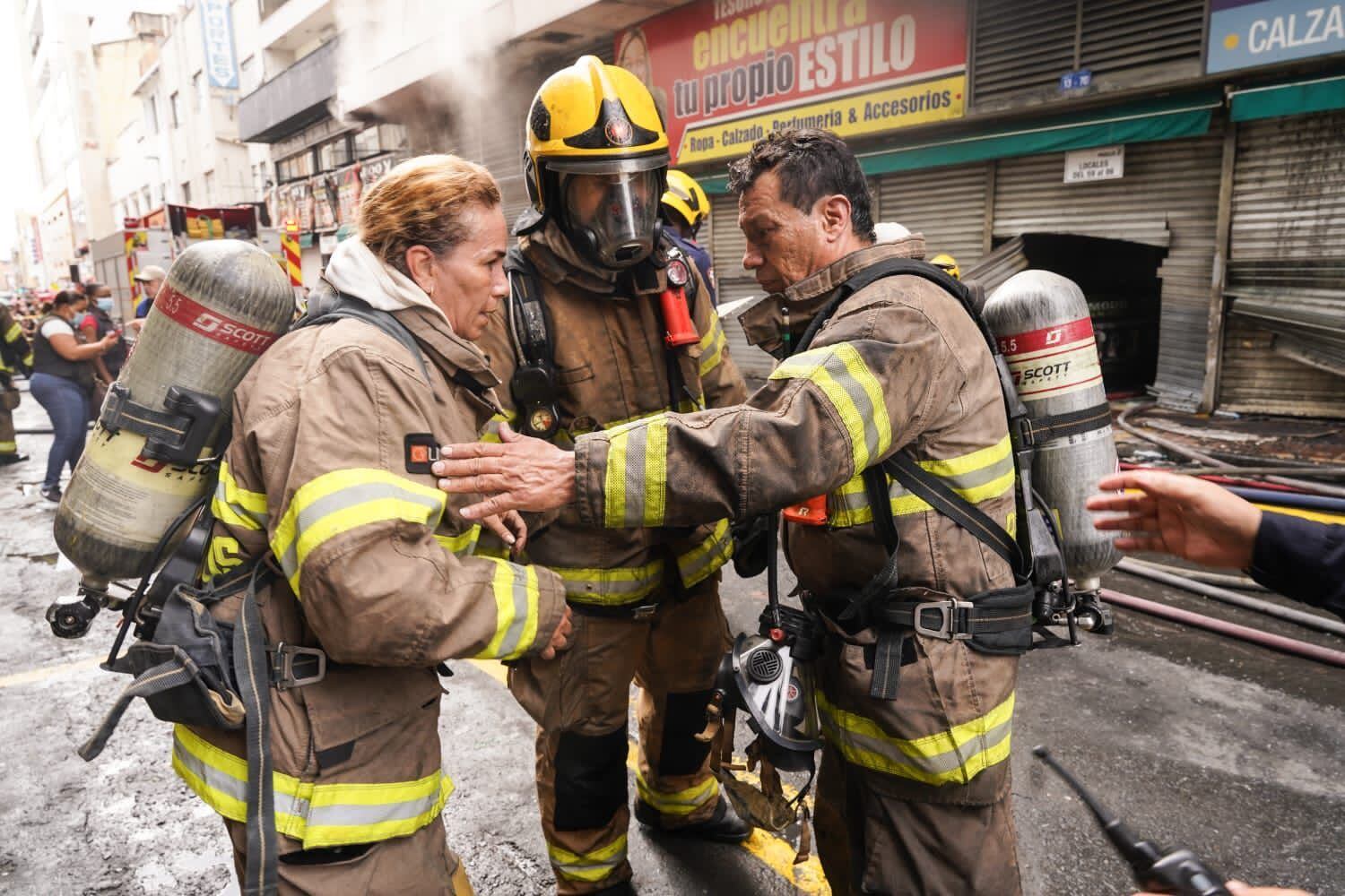 El Cuerpo de Bomberos de Cali ha trabajado arduamente para controlar las llamas.