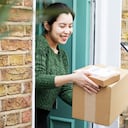 El proceso específico puede variar según la empresa de envío o el servicio utilizado