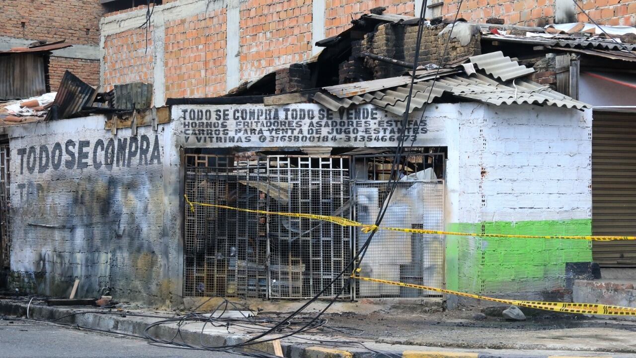 Voraz incendio consumió local de maniquíes en el centro de Cali.