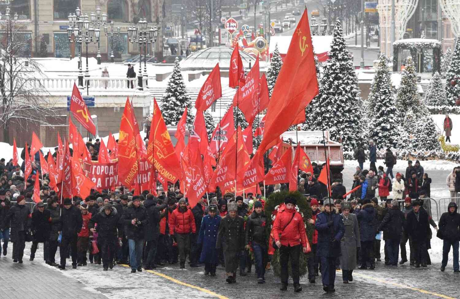 Partidarios del Partido Comunista Ruso portan banderas rojas mientras participan en una ceremonia conmemorativa para conmemorar el 94 aniversario de la muerte del revolucionario comunista ruso Vladimir Ilich Ulyanov, también conocido como Lenin, en la Plaza Roja en el centro de Moscú el 21 de enero de 2018. / AFP FOTO / Vasily MAXIMOV.