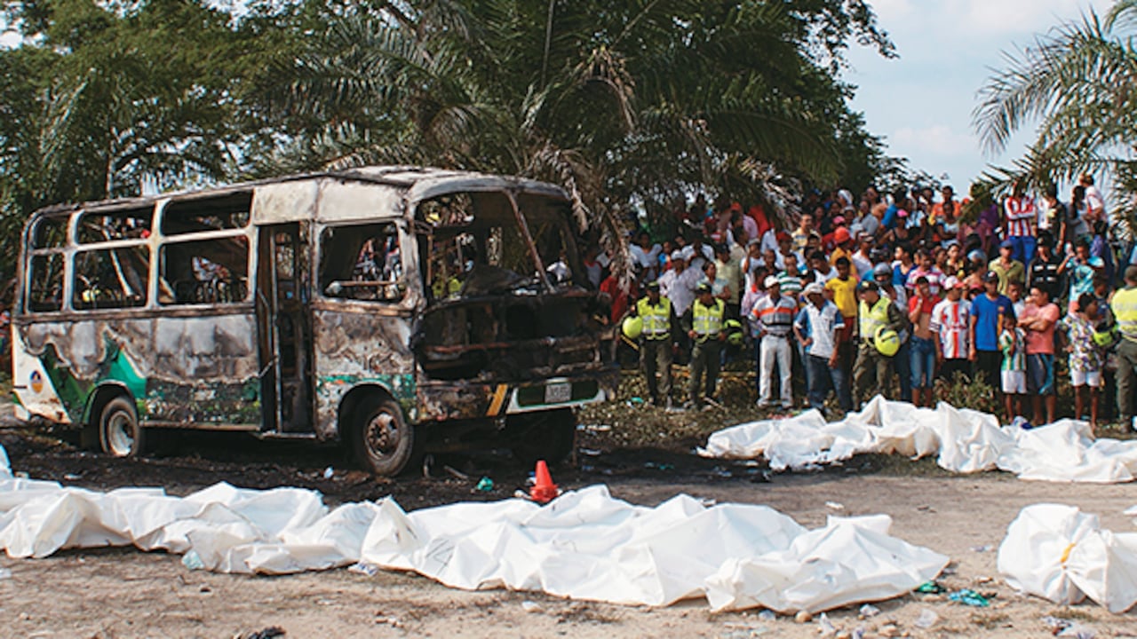 Apenas habían recorrido una cuadra desde el templo cuando el bus se detuvo. Luego se convirtió en una bola de llamas. Muchos de los niños estaban a solo dos o tres cuadras de sus casas.