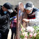LIMA, PERÚ - 02 DE JUNIO: Familiares de Rosa Berrocal, de 33 años, tocan música con el arpa y lloran frente a su ataúd en la sección del cementerio Nueva Esperanza reservada para casos de COVID-19 el 2 de junio de 2020 en Villa María del Triunfo, Lima, Perú. (Foto de Raul Sifuentes / Getty Images)
