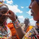 Las mujeres masai se decoran entre sí mientras se preparan para ver a los morans o guerreros masai participar en una ceremonia Olng'esherr al pie de las colinas Maparasha, cerca de Kajiado, en Kenia, el miércoles 23 de septiembre de 2020. Foto AP