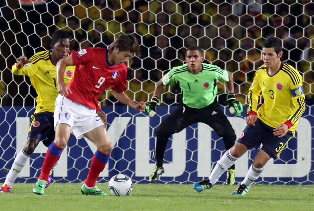 Cristian Bonilla (centro, de verde) jugando con la Selección Colombia Sub-20 en el Mundial 2011 de la categoría.