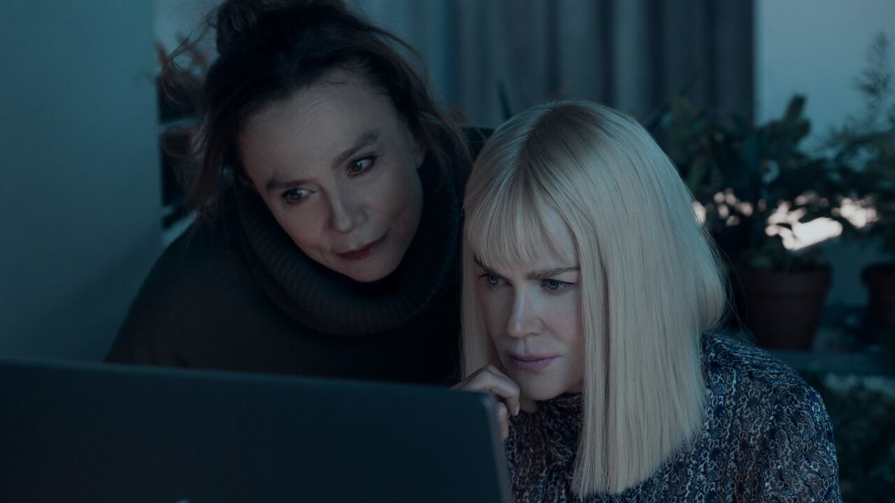 Lena Olin interpreta a la solitaria doctora Helena, y Nicole Kidman a la gurú Masha Dmitrichenko.