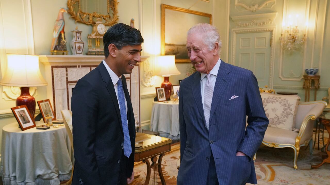 El rey Carlos III, derecha, y el primer ministro británico, Rishi Sunak, sonríen durante su reunión en el Palacio de Buckingham, Londres, el miércoles 21 de febrero de 2024.