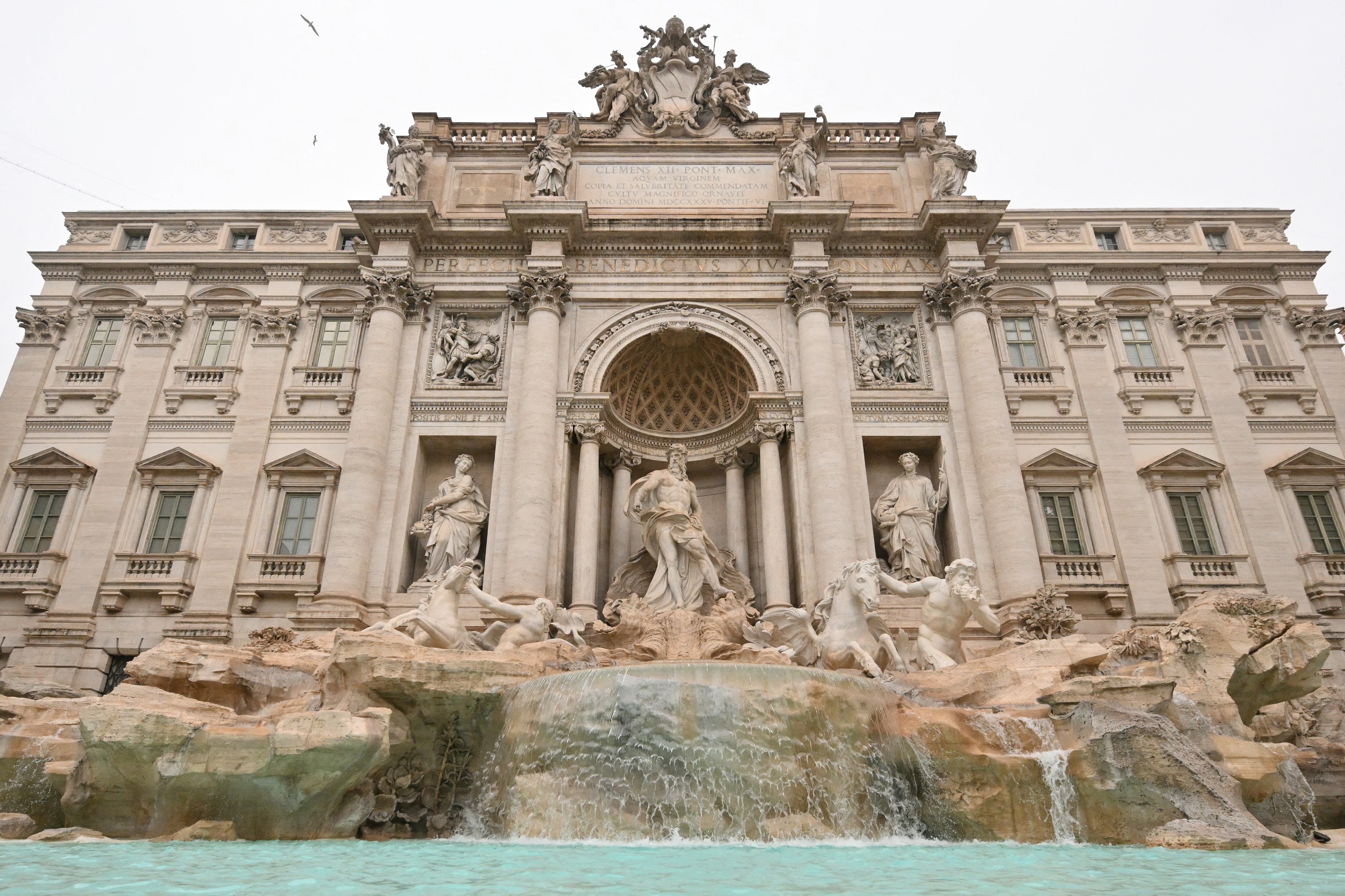 La icónica Fuente de Trevi en Roma reabre tras varias semanas de mantenimiento: estas son las nuevas restricciones