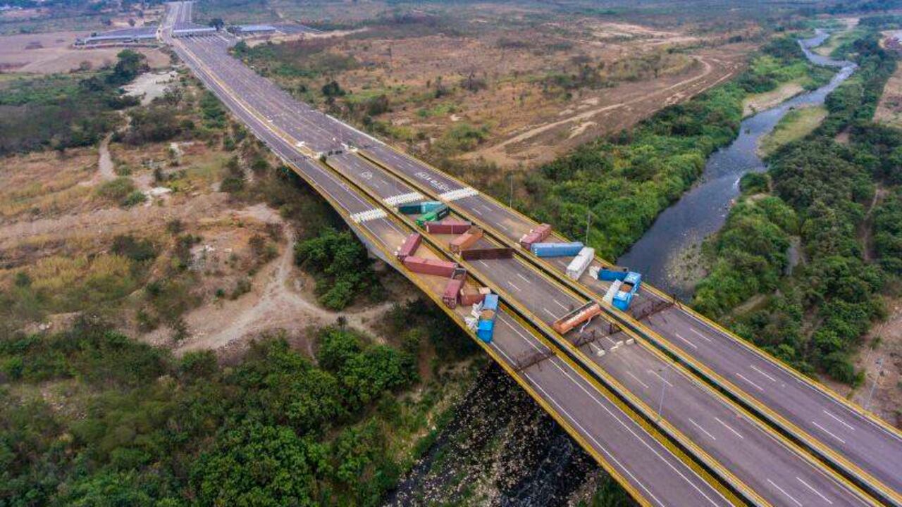 Puente Tienditas que une Tachira, Venezuela y Cucuta, Colombia. Vista de un bloqueo con contenedores en la frontera. FOTO: JUAN PABLO BAYONA / AFP