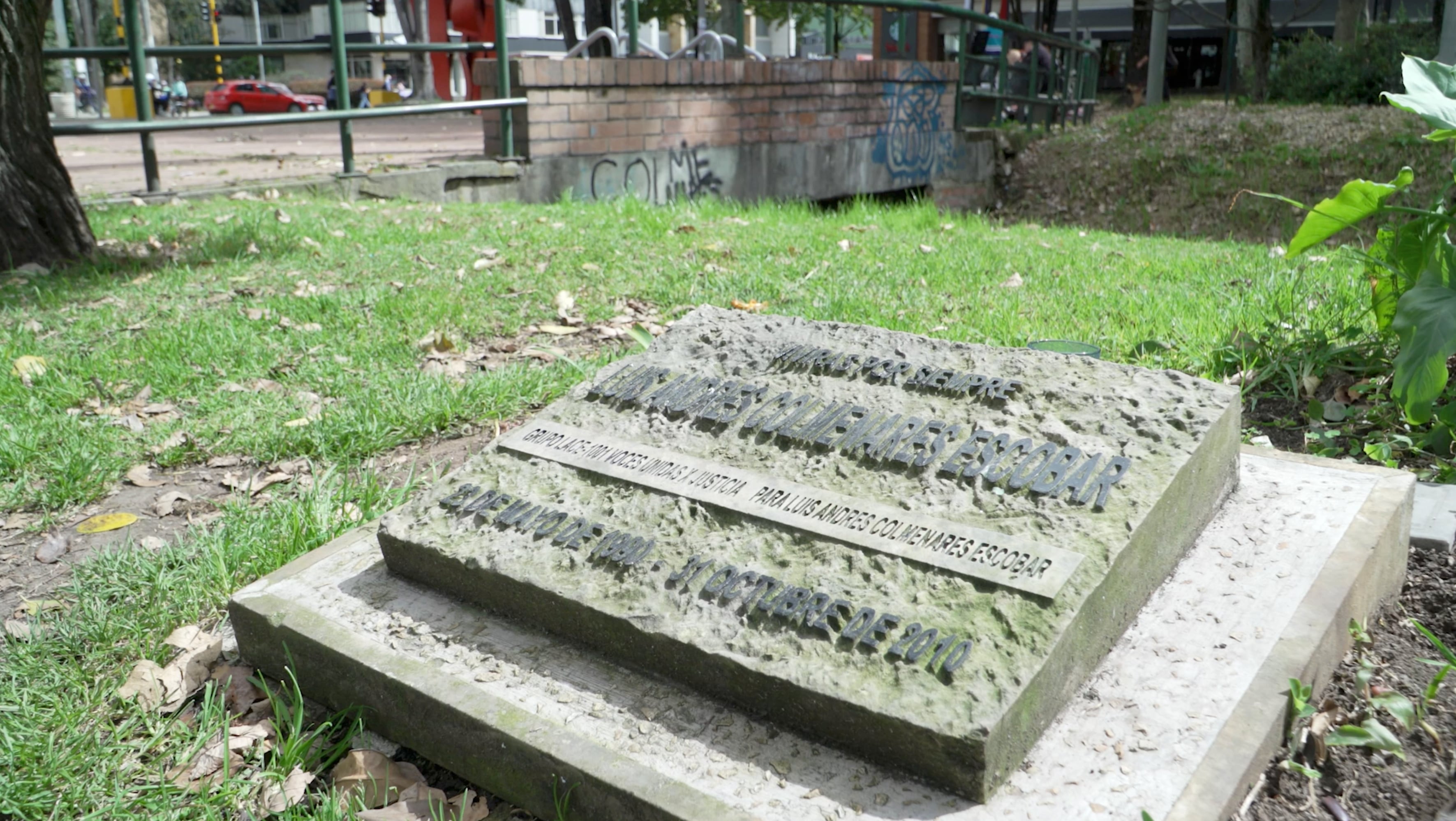 La placa en el Parque El Virrey, en Bogotá, donde fue hallado el cuerpo de Luis Andrés Colmenares tras la fiesta en la que participó, el 31 de octubre de 2010