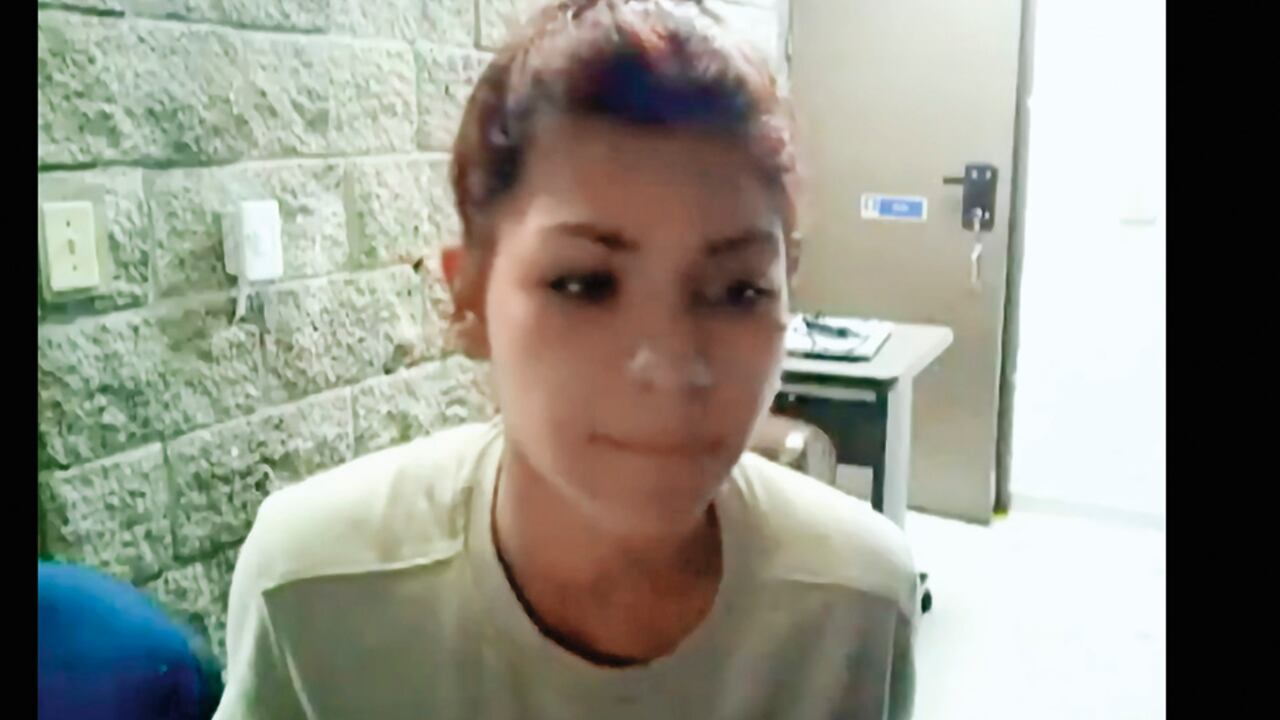 Katherin Andrea Ramírez, alias Gabriela, fue capturada en Caquetá, donde el Costeño la envió para que las disidencias la entrenaran en manejo de drones mientras escapaba de las autoridades.