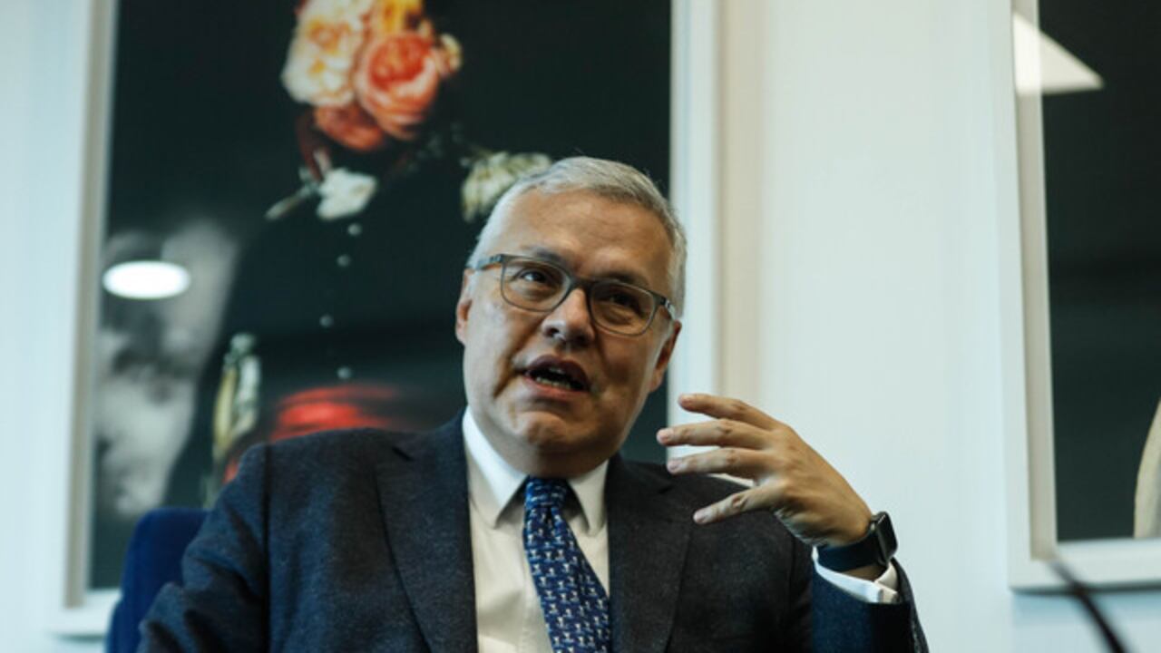 Estamos pensando en comenzar con alrededor de cincuenta juzgados a lo largo del territorio, un número que se irá ampliando con los años”.
Néstor Osuna.