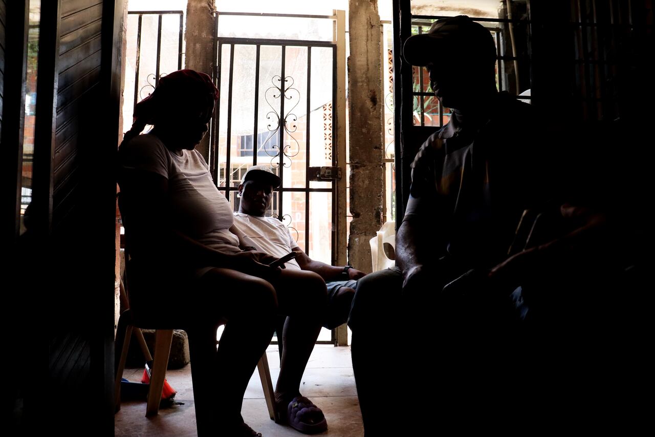 Familias de los colombianos detenidos en Ecuador por el asesinato del candidato presidencial Fernando Villavicencio dicen que no tienen ningún contacto con ellos ni ningún tipo de asistencia legal por parte del gobierno colombiano. Varios de estos jóvenes salieron del distrito de Aguablanca, en particular del barrio potrero grande al oriente de Cali. en busca de oportunidades en el vecino país.