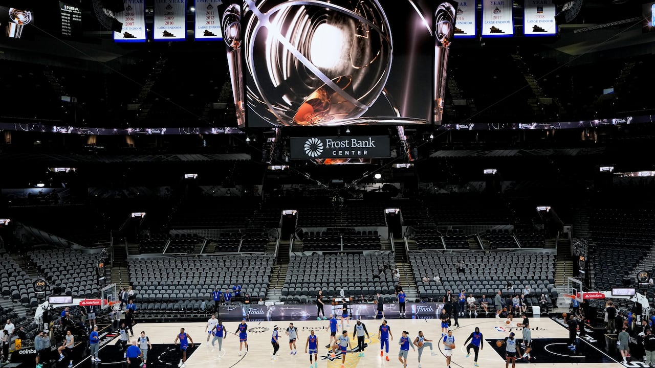 Knicks de Nueva York entrenan en la arena de los Spurs de San Antonio antes del inicio de las Finales de la NBA el martes 2 de junio del 2026. (AP Foto/David J. Phillip)