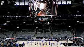Knicks de Nueva York entrenan en la arena de los Spurs de San Antonio antes del inicio de las Finales de la NBA el martes 2 de junio del 2026. (AP Foto/David J. Phillip)