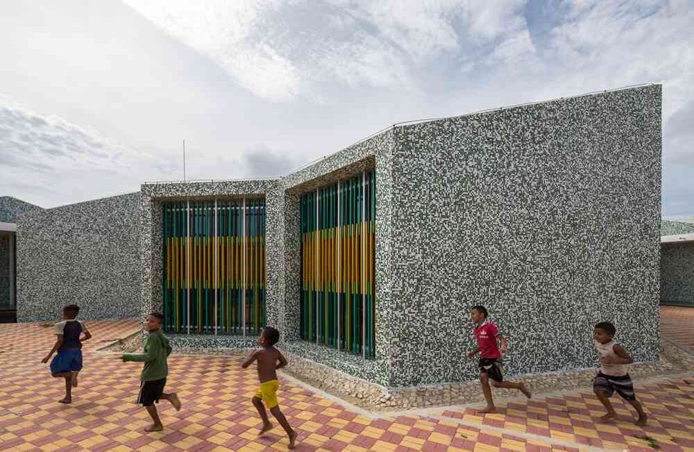 El mega colegio de la Fundación Pies Descalzos en la loma del Peye, Cartagena, fue diseñado por el arquitecto barranquillero Giancarlo Mazzanti. Crédito foto: Sergio Gómez
