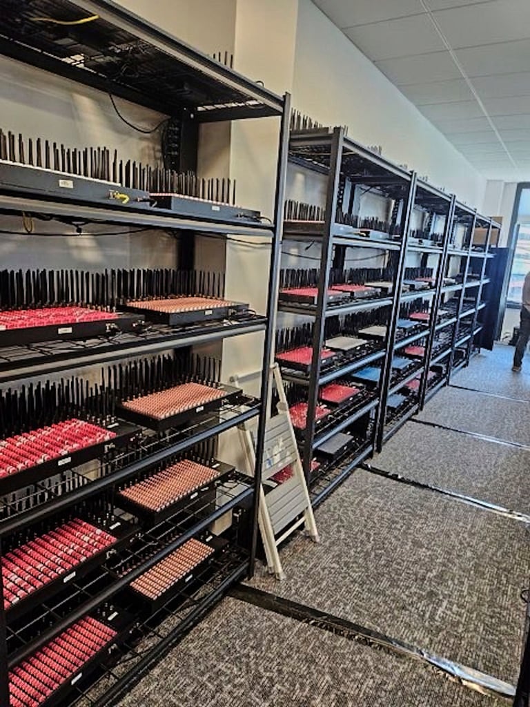 Esta foto muestra una pared de cajas SIM en el lugar donde fueron incautadas por la agencia. (Servicio Secreto de EE. UU. vía AP)