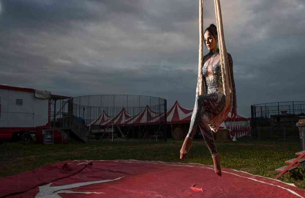 Otilia María Martínez Dos Santos es una artista de origen portugués. Posa para un retrato en el circo Rony Roller, estacionado en las afueras de Roma. "Extraño al público, la preparación, la emoción del espectáculo". AP-Alessandra Tarantino