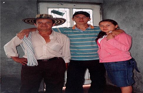 Luis Alberto Calvo, padre del soldado Josué Daniel, describe a su hijo como un muchacho juicioso. “Es un hijo ejemplar. Nunca me causó problemas”, dice el hombre de 50 que crió a sus dos hijos solo, sin la ayuda de una madre. 