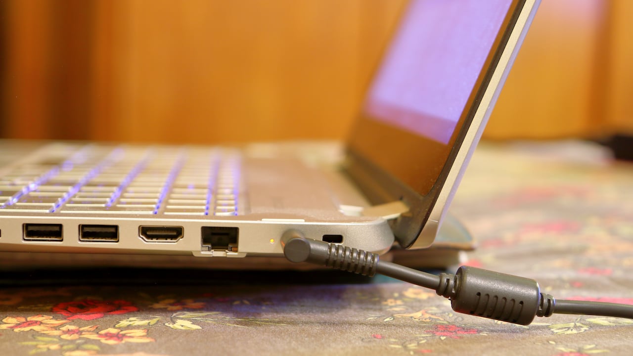 Así puede cuidar la batería de una computador portátil.