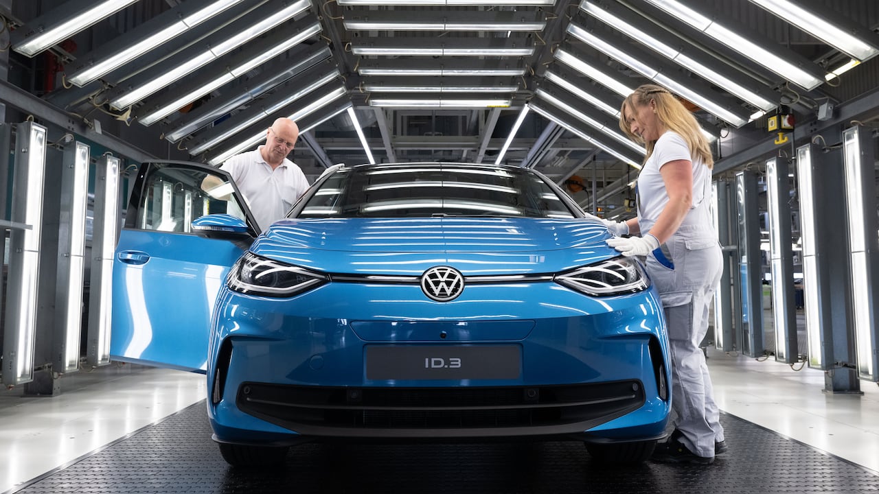 El Volkswagen ID.3 es uno de los modelos con los que la firma alemana ha comenzado a recortar terreno en la industria de los eléctricos.