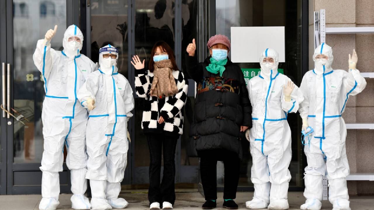Los pacientes que se han recuperado de la variante Omicron del COVID-19 posan para una foto con trabajadores médicos en el hospital Tianjin Haihe, en el norte de China. Foto: Zhao Zishuo/Xinhua via Getty Images.