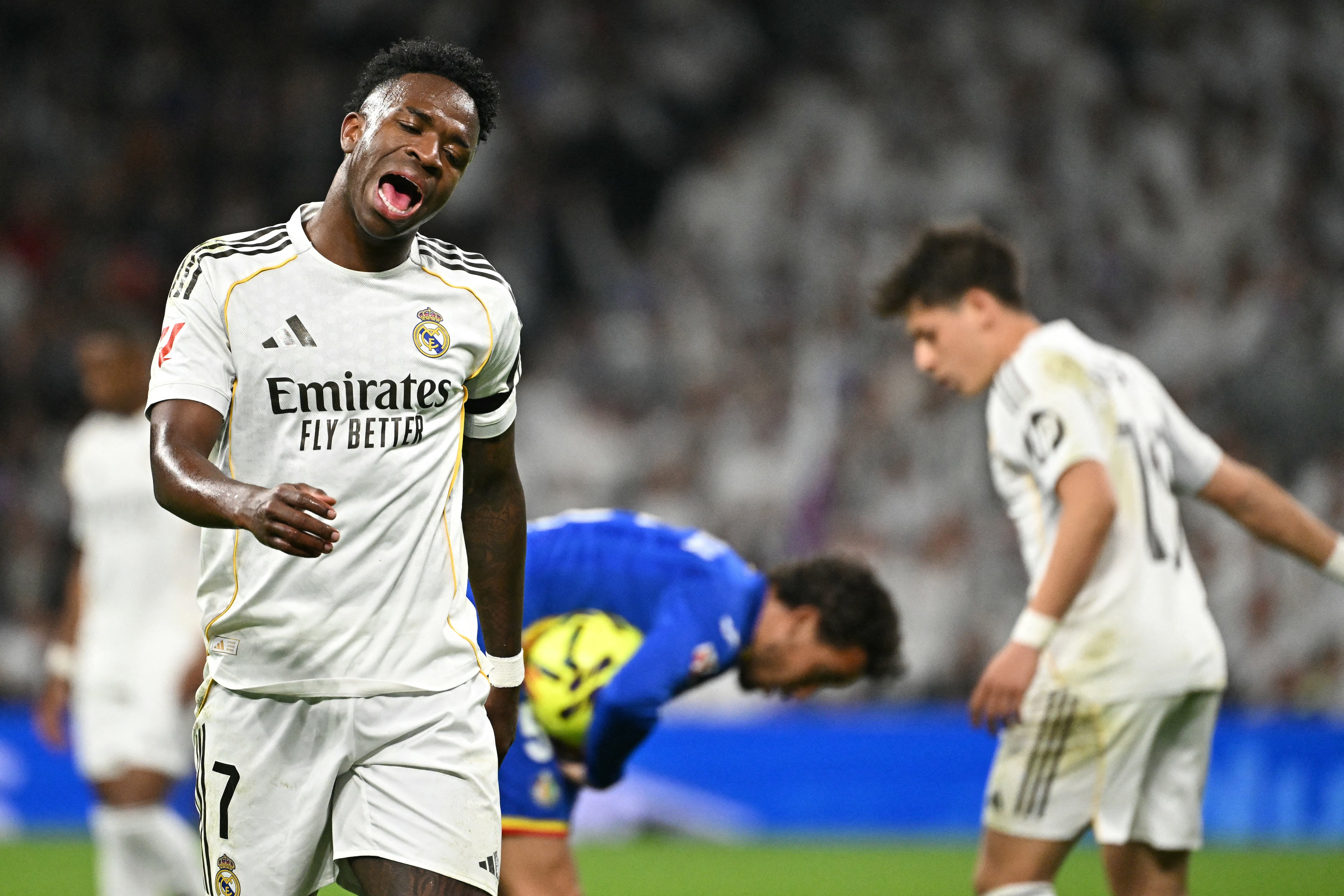 El delantero brasileño #07 del Real Madrid, Vinicius Junior, reacciona tras fallar una oportunidad de gol durante el partido de la liga española entre el Real Madrid CF y el Getafe CF en el Estadio Santiago Bernabéu de Madrid el 2 de marzo de 2026. (Foto de Javier SORIANO / AFP)