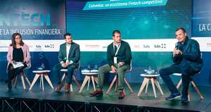 Laura Charry, editora central de SEMANA; Javier Méndez, jefe de la Oficina de Innovación de Bancoldex; Carlos Medina, Latam Fintech Director de TransUnion, y Hernando Rubio, CEO & Co-Founder de Movii y Moviired.