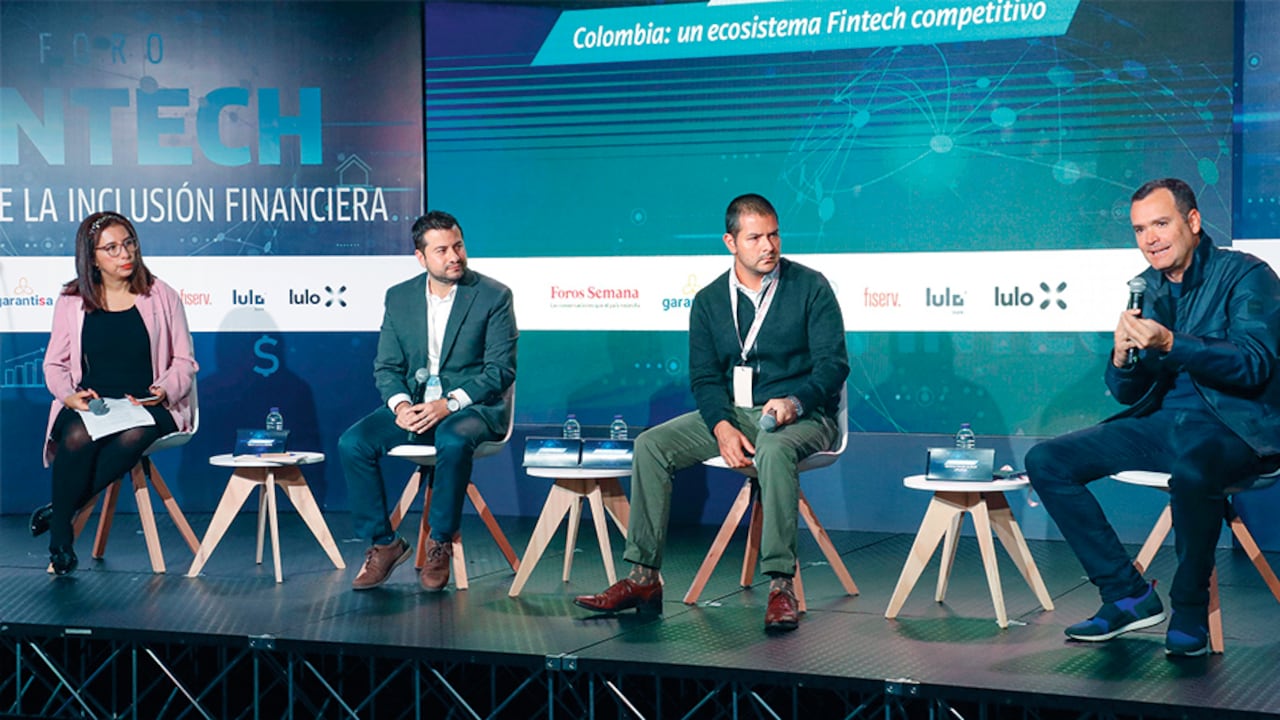 Laura Charry, editora central de SEMANA; Javier Méndez, jefe de la Oficina de Innovación de Bancoldex; Carlos Medina, Latam Fintech Director de TransUnion, y Hernando Rubio, CEO & Co-Founder de Movii y Moviired.
