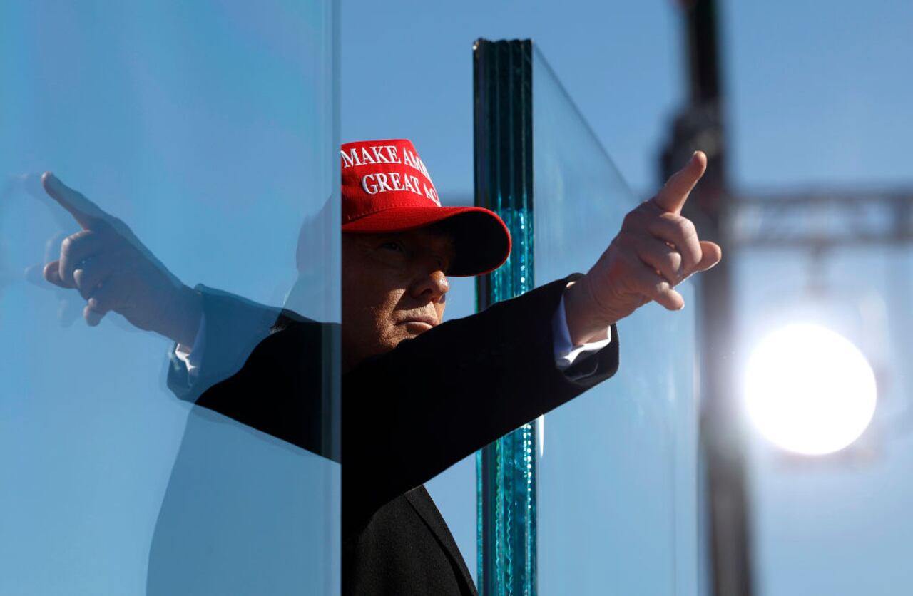 El candidato presidencial republicano, el ex presidente estadounidense Donald Trump, ahora mandatario electo, realiza un mitin de campaña en el aeropuerto de Lancaster el 3 de noviembre de 2024 en Lititz, Pensilvania (Foto de Chip Somodevilla/Getty Images)