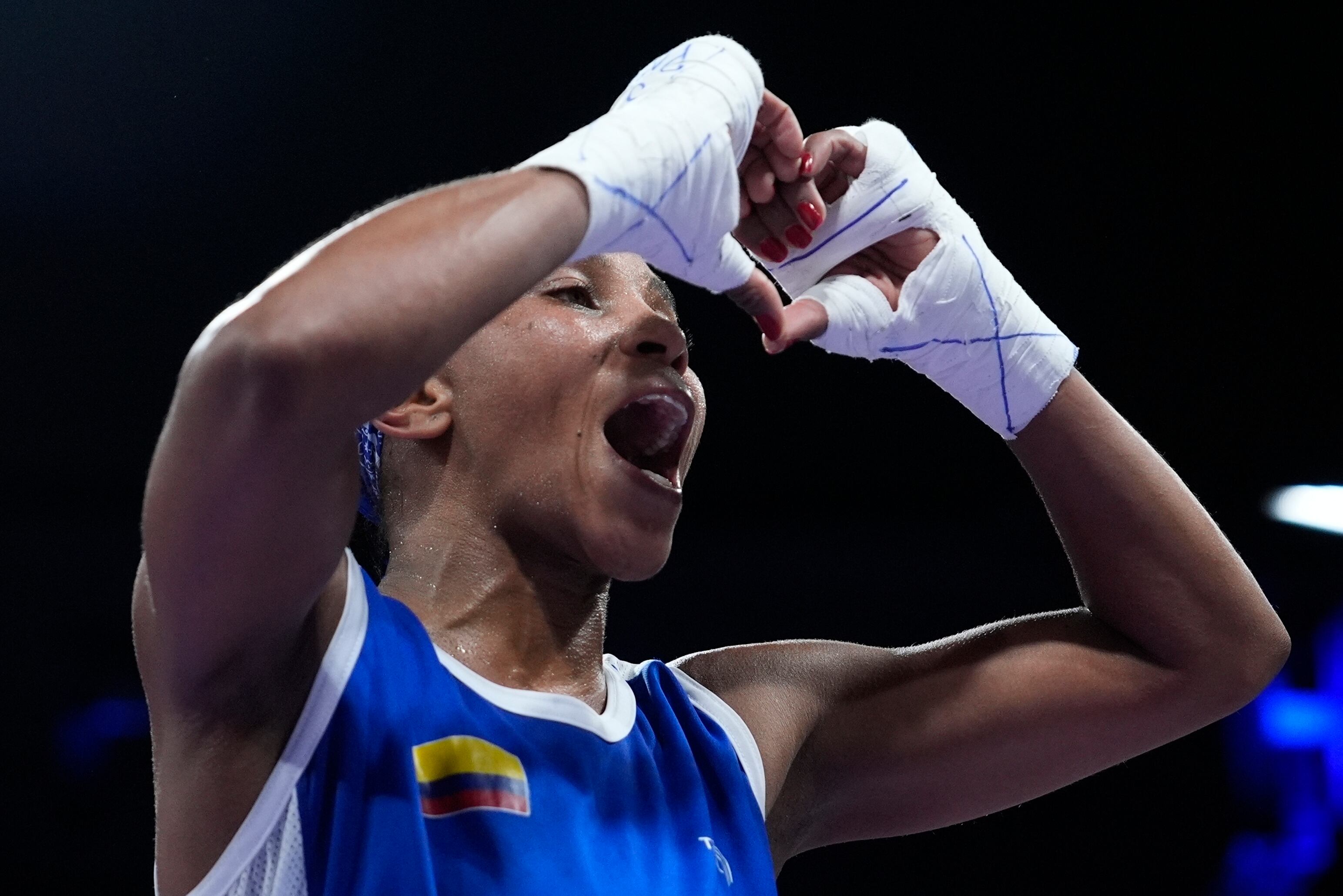 La colombiana Ingrit Valencia celebra después de derrotar a la australiana Monique Suraci en su combate de octavos de final en la categoría de peso mosca (50 kg), el jueves 1 de agosto de 2024, en París. (AP Foto/John Locher)