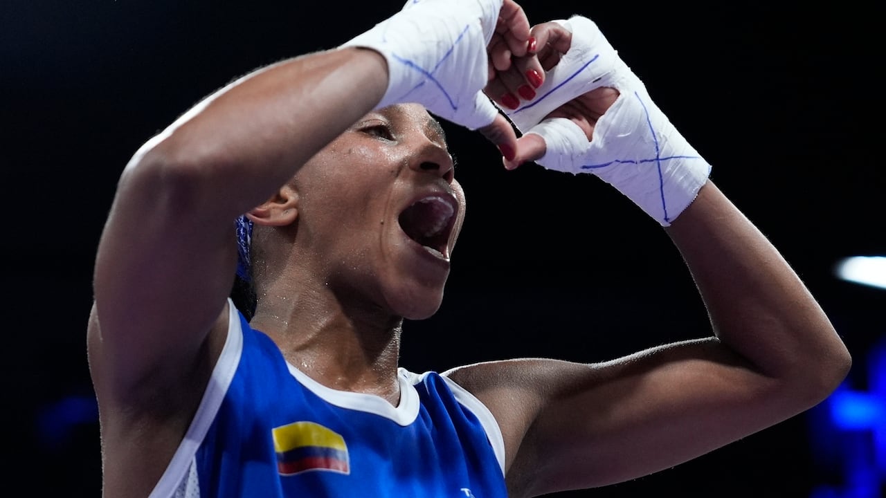 La colombiana Ingrit Valencia celebra después de derrotar a la australiana Monique Suraci en su combate de octavos de final en la categoría de peso mosca (50 kg), el jueves 1 de agosto de 2024, en París. (AP Foto/John Locher)